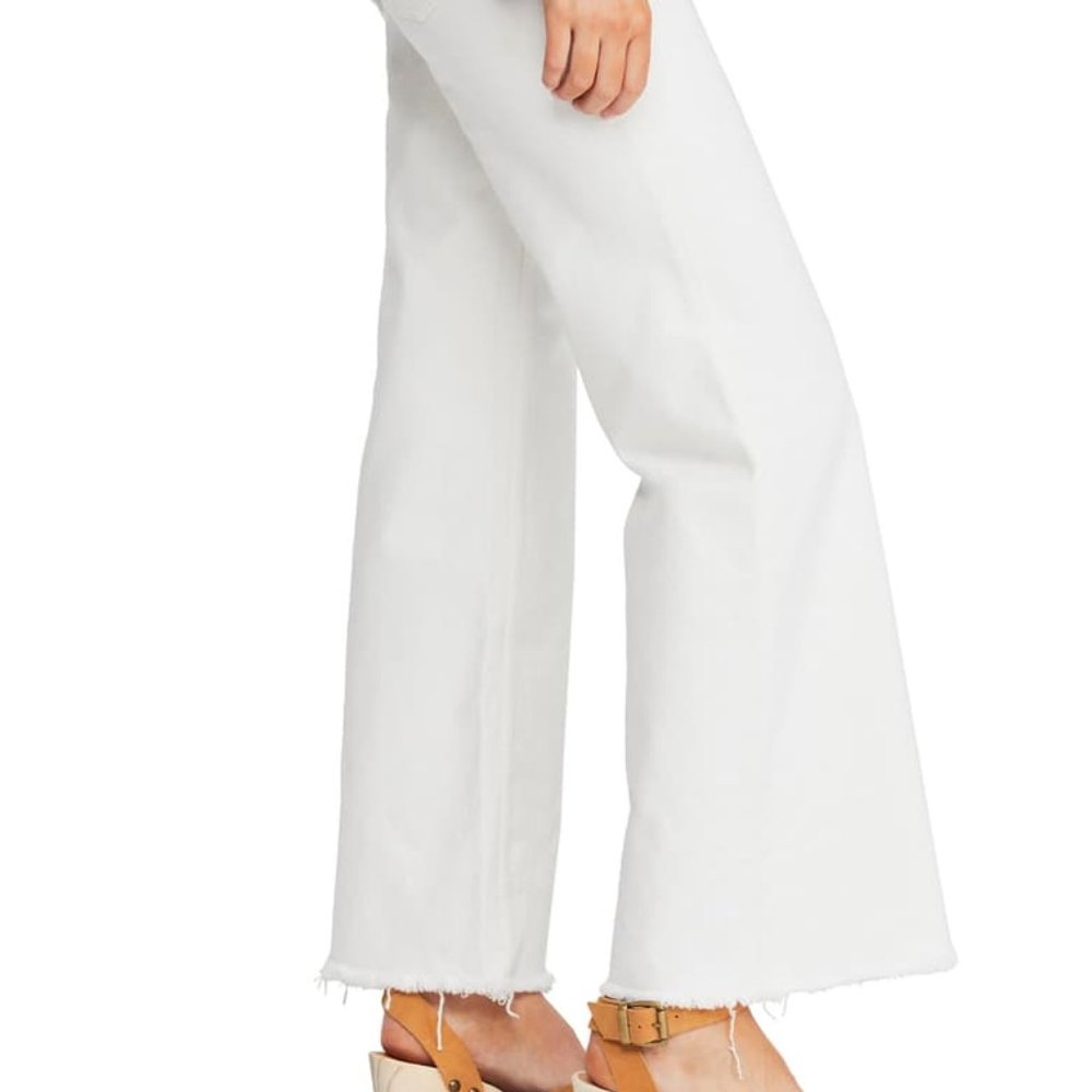 Free People High Waist Flare Leg White Jeans. Beautiful quality!!!